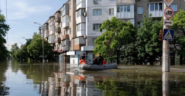 Ukrainian security forces transport local residents in a boat during an evacuation from a flooded area in Kherson, Ukraine, June 7, 2023. (AFP Photo)