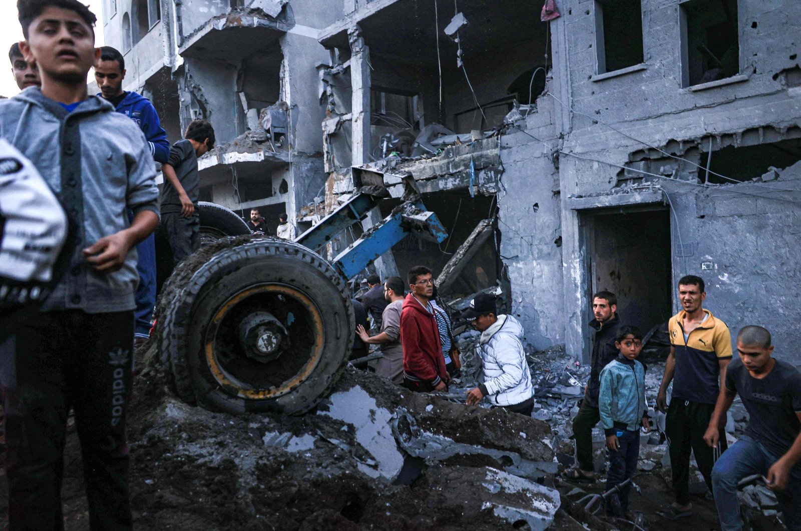 Palestinians check the damages after an Israeli strike in Rafah in the southern Gaza Strip, Palestine, on Dec. 3, 2023. (AFP Photo)