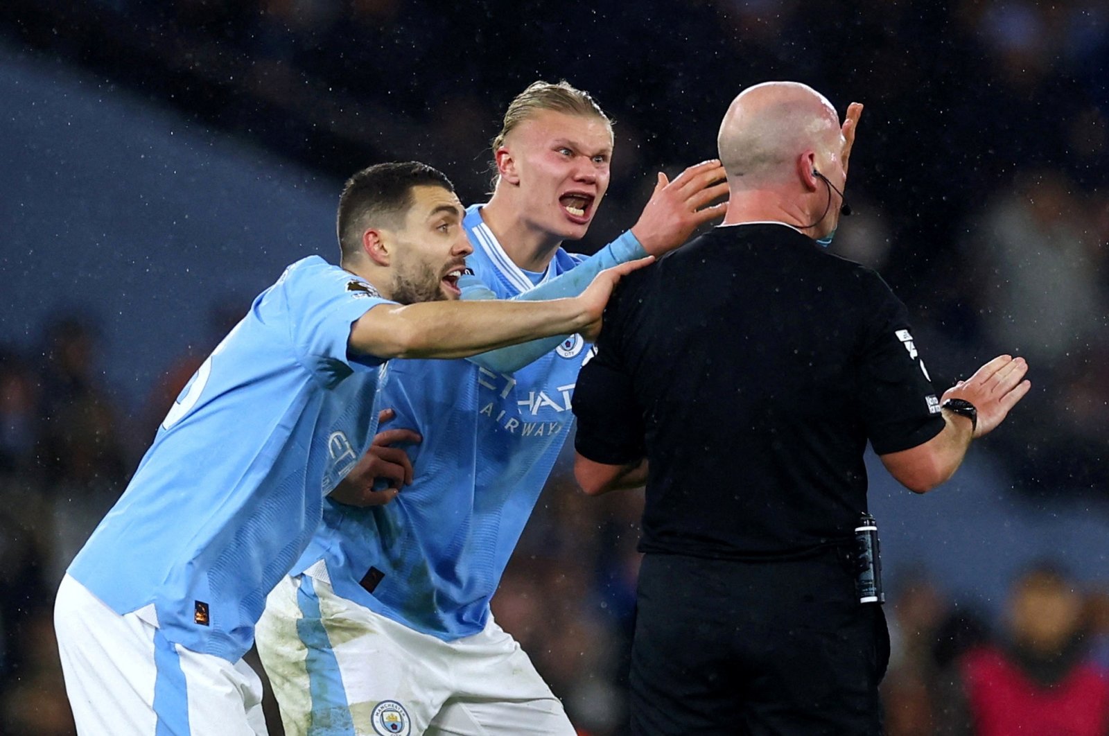 Manchester City&#039;s Erling Haaland (C) and Mateo Kovacic remonstrate with referee Simon Hooper during the EPL match against Tottenham Hotspur at the Etihad Stadium, Manchester, U.K., Dec. 3, 2023. (Reuters Photo) 