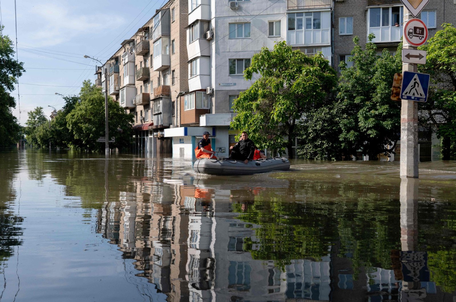 Ukrainian security forces transport local residents in a boat during an evacuation from a flooded area in Kherson, Ukraine, June 7, 2023. (AFP Photo)