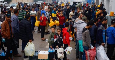 Palestinian children queue to collect water amid water shortages during the ongoing conflict between Israel and Palestinian Islamist group Hamas, in Rafah in the southern Gaza Strip, Dec. 5, 2023. (Reuters Photo)