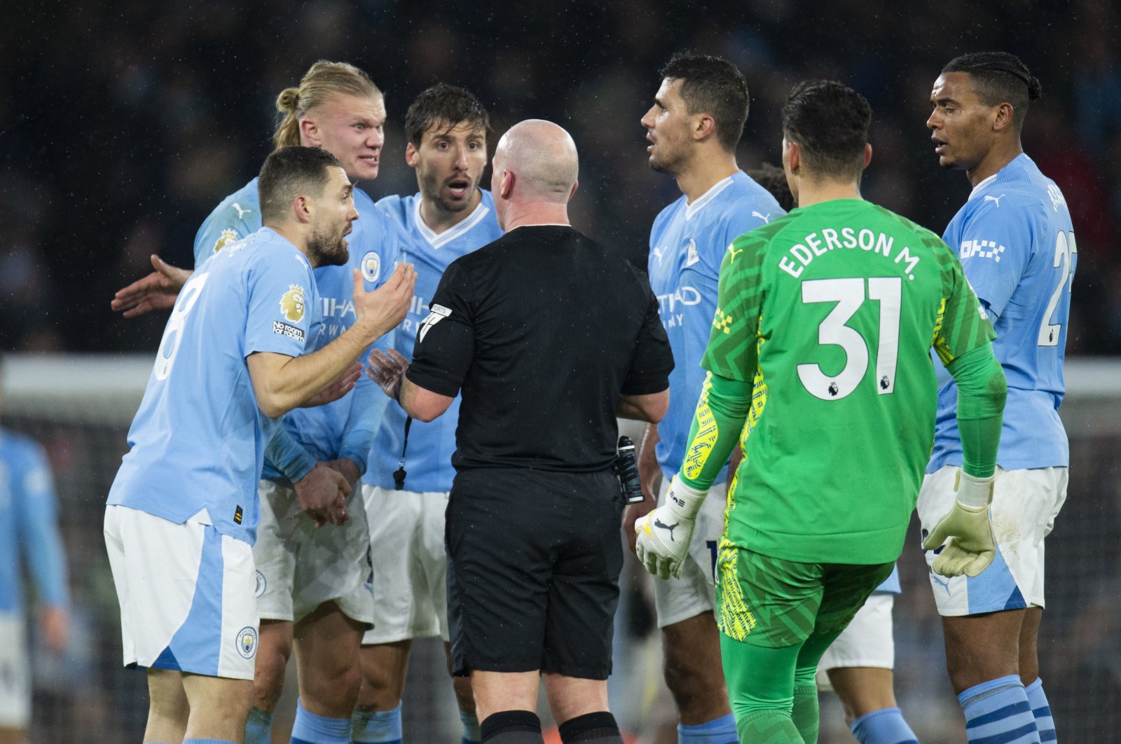 Manchester City players argue with the referee during the English Premier League match between Manchester City and Tottenham Hotspur, Manchester, U.K., Dec. 3, 2023. (EPA Photo)