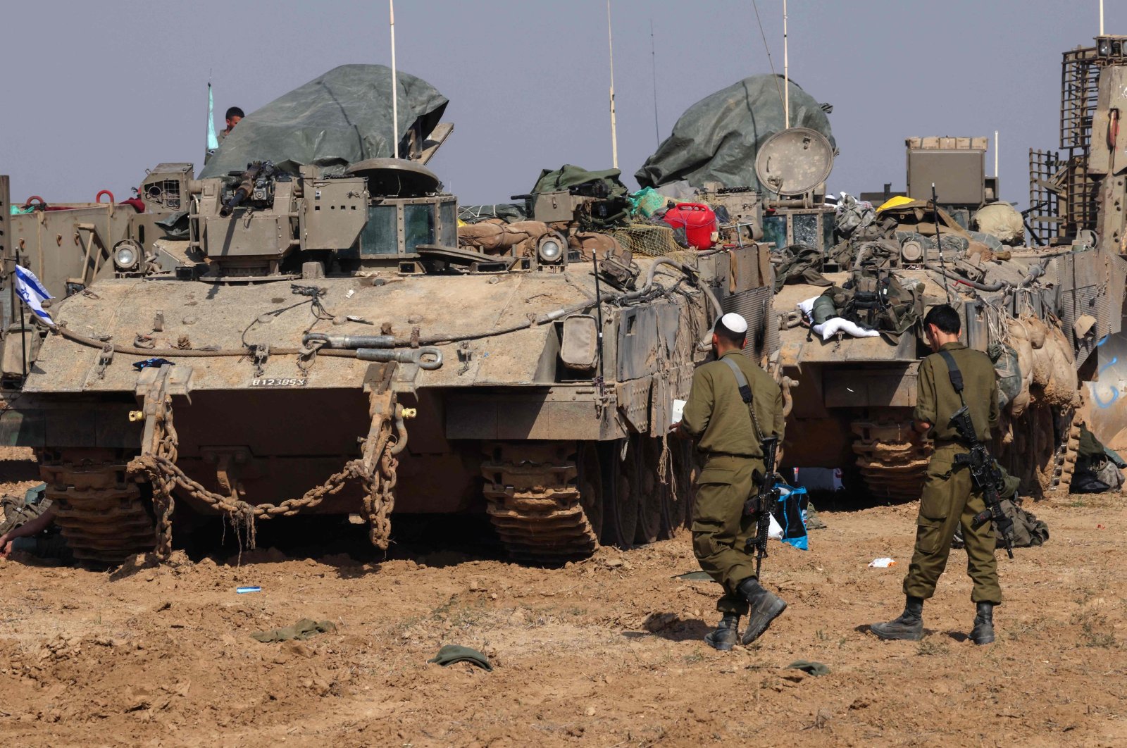 Israeli troops and tanks gather near the border with the Gaza Strip, southern Israel, Dec. 3, 2023. (AFP Photo)