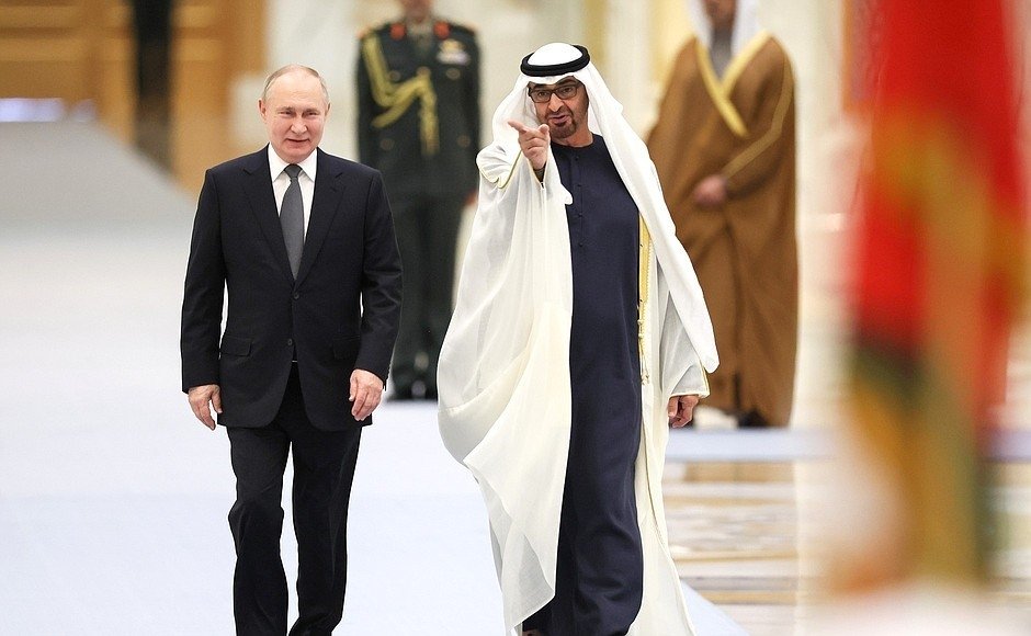 Russian President Vladimir Putin is welcomed by UAE President Sheikh Mohammed bin Zayed Al Nahyan, Abu Dhabi, UAE, Nov. 6, 2023. (IHA Photo)