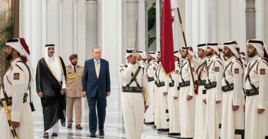 Qatar&#039;s Emir Sheikh Tamim bin Hamad Al Thani (L) welcomed President Recep Tayyip Erdoğan during an official ceremony at the Royal Palace in Doha, Qatar, Dec. 4, 2023. (AFP Photo)