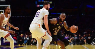 Los Angeles Lakers LeBron James (R) plays against Phoenix Suns center Jusuf Nurkic (C) during the first half of the In Season Tournament quarterfinal at Crypto.com Arena, Los Angeles, California, U.S., Dec. 5, 2023. (Reuters Photo)