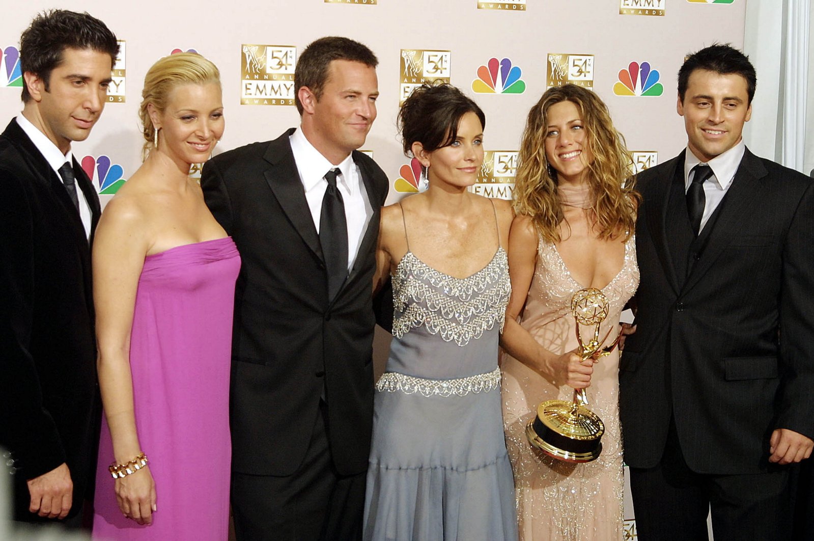 Cast members from &quot;Friends&quot; (L-R) David Schwimmer, Lisa Kudrow, Mathew Perry, Courtney Cox Arquette, Jennifer Aniston and Matt LeBlanc, pose for photographers at the 54th Annual Emmy Awards at the Shrine Auditorium in Los Angeles, California, U.S., Sept. 22, 2002. (AFP Photo)