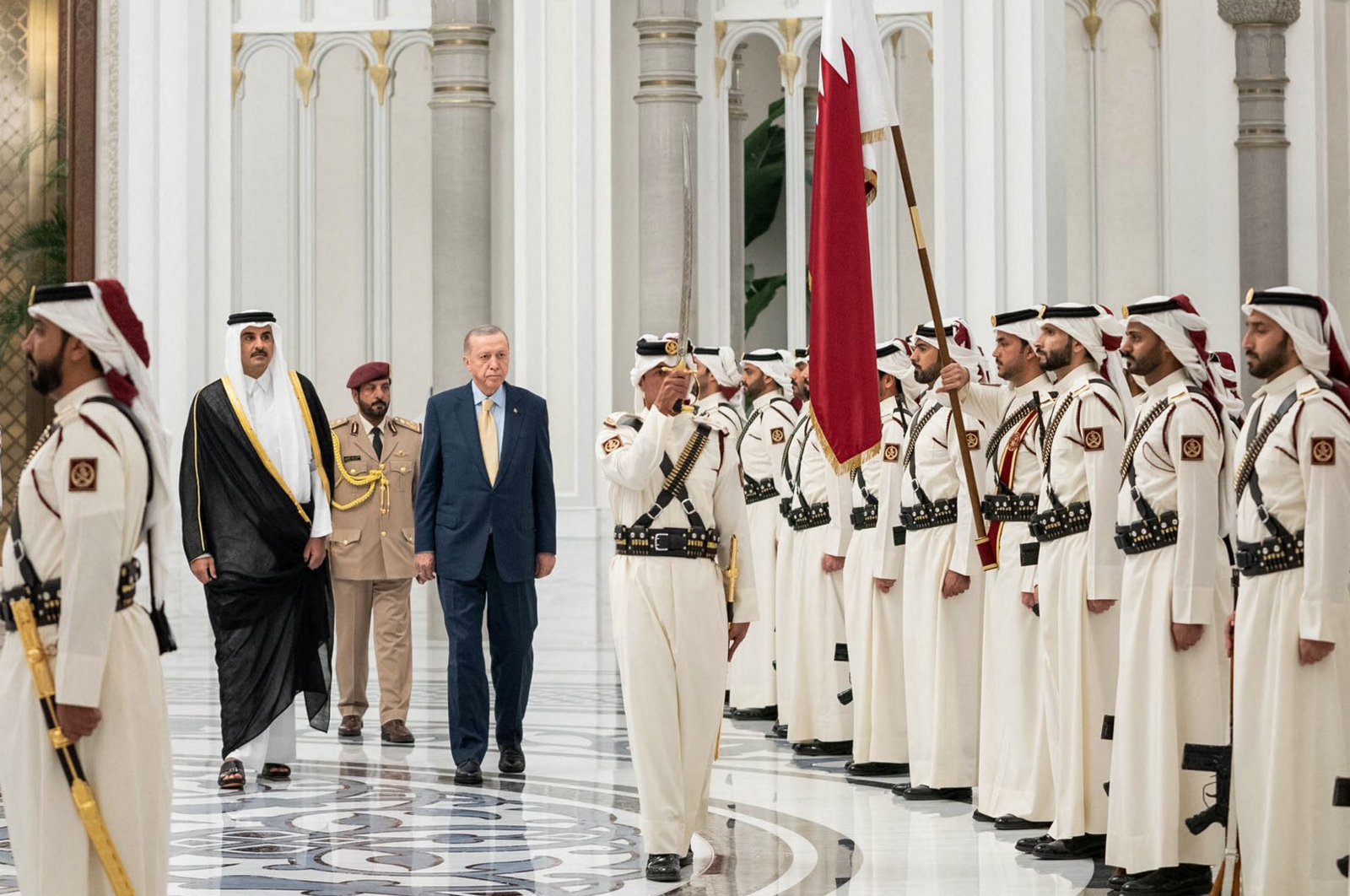 Qatar&#039;s Emir Sheikh Tamim bin Hamad Al Thani (L) welcomed President Recep Tayyip Erdoğan during an official ceremony at the Royal Palace in Doha, Qatar, Dec. 4, 2023. (AFP Photo)