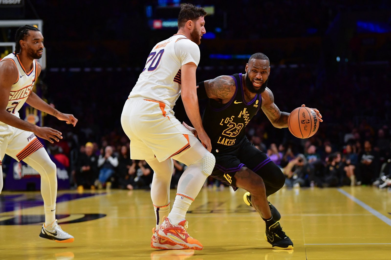 Los Angeles Lakers LeBron James (R) plays against Phoenix Suns center Jusuf Nurkic (C) during the first half of the In Season Tournament quarterfinal at Crypto.com Arena, Los Angeles, California, U.S., Dec. 5, 2023. (Reuters Photo)