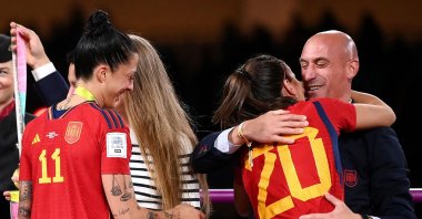 Spain's defender Rocio Galvez is congratulated by Royal Spanish Football Federation President Luis Rubiales (R) next to Spain's Jennifer Hermoso after winning the Australia and New Zealand 2023 Women's World Cup final football match between Spain and England at Stadium Australia, Sydney, Australia, Aug. 20, 2023. (AFP Photo)