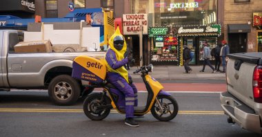 A worker for the Turkish superfast grocery delivery service Getir is photographed on his e-bike in Chelsea, New York, U.S., Nov. 18, 2022. (Reuters Photo)