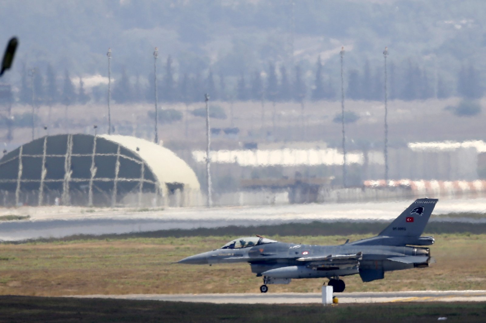 A Turkish Air Force F-16 fighter jet lands at Incirlik Air Base in Adana, Türkiye, Aug. 11, 2015. (Reuters Photo)