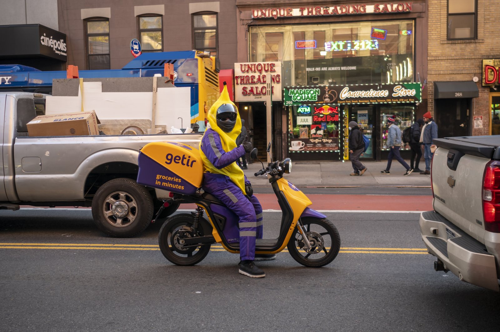 A worker for the Turkish superfast grocery delivery service Getir is photographed on his e-bike in Chelsea, New York, U.S., Nov. 18, 2022. (Reuters Photo)