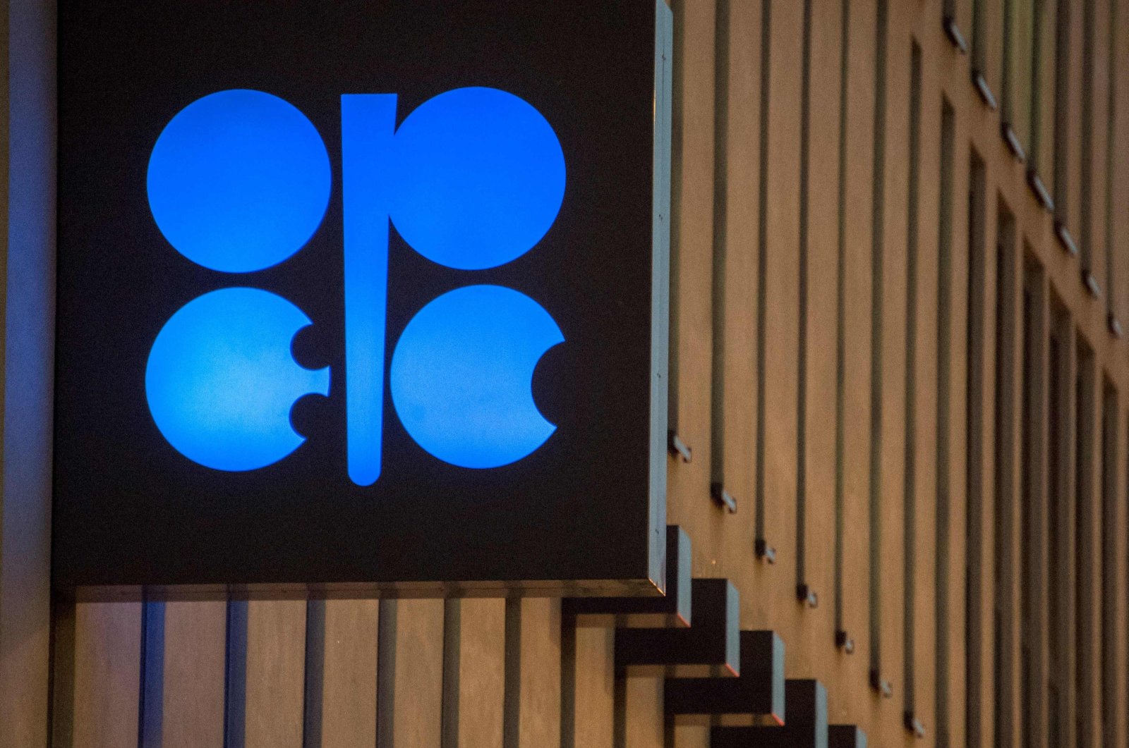The logo of the Organization of the Petroleum Exporting Countries (OPEC) is pictured at its headquarters on the eve of the 171th meeting of the Organization of the Petroleum Exporting Countries in Vienna, Austria, Nov. 29, 2016. (AFP Photo)