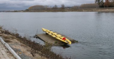 A rowboat is seen at the shores of the Merit River, Edirne, Nov. 30, 2023. (AA Photo)