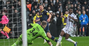 Fenerbahçe's Edin Dzeko (C) in action during the Süper Lig match against Beşiktaş, Dec. 9, 2023. (AA Photo)

