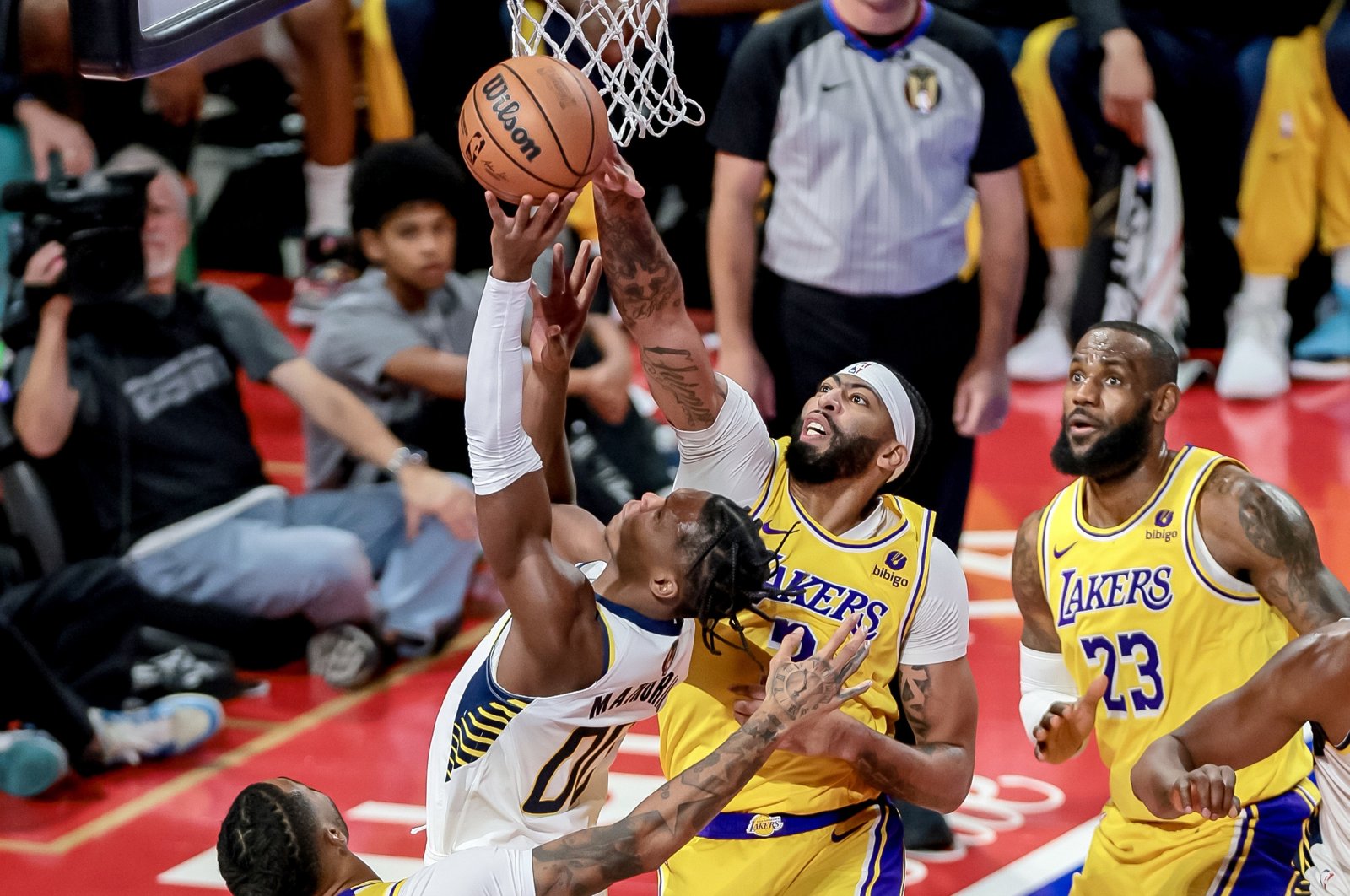 Los Angeles Lakers forward Anthony Davis (C) blocks a shot by Indiana Pacers guard Bennedict Mathurin (L) of Canada as Los Angeles Lakers forward LeBron James looks on during the second half of the NBA In-Season Tournament championship basketball game between the Indiana Pacers and the Los Angeles Lakers at T-Mobile Arena, Las Vegas, Nevada, U.S., Dec. 9, 2023. (EPA Photo)