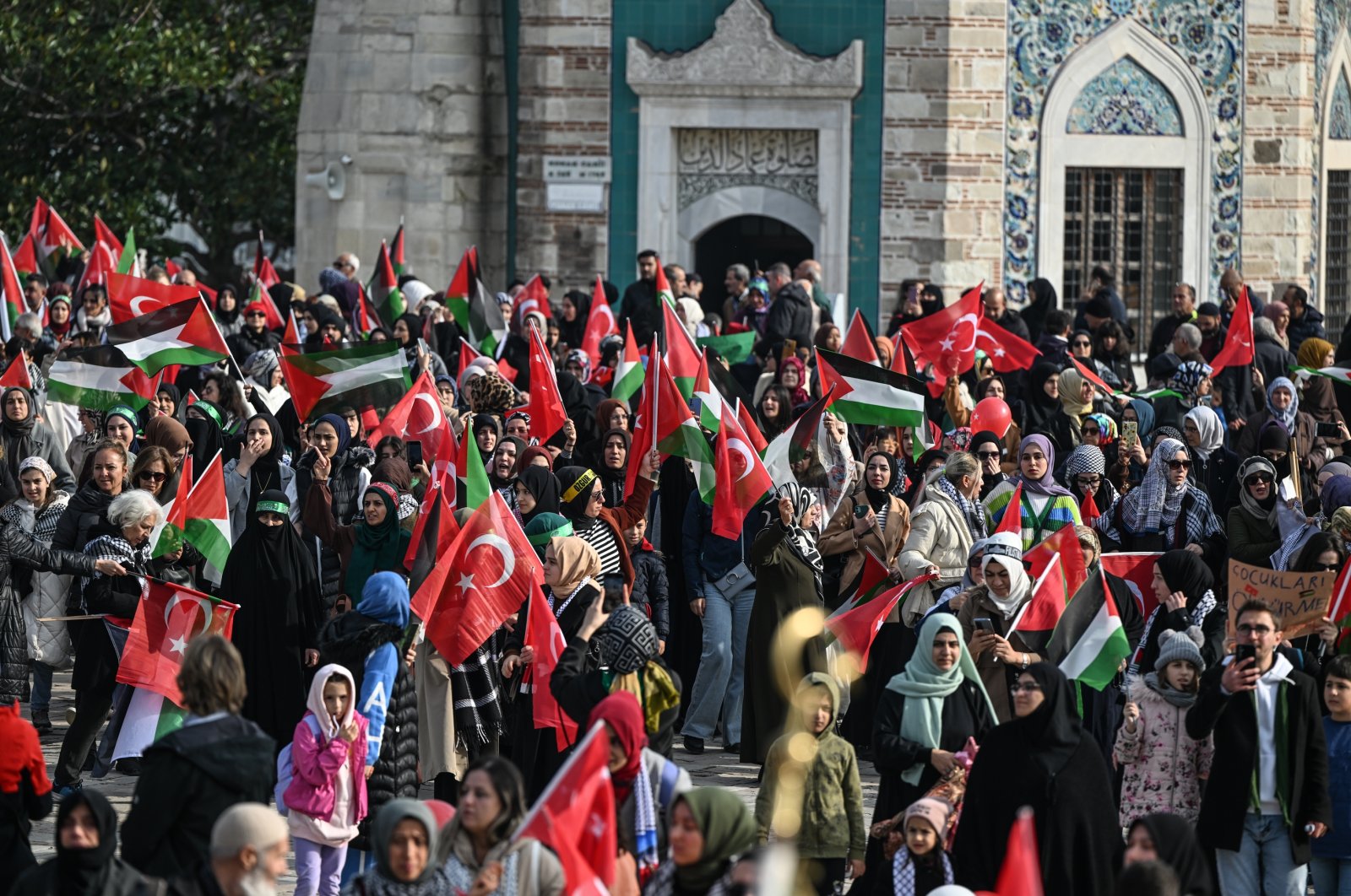 Türkiye’de binlerce kişi Filistin için dayanışma amacıyla İnsan Hakları Günü’nü kutladı