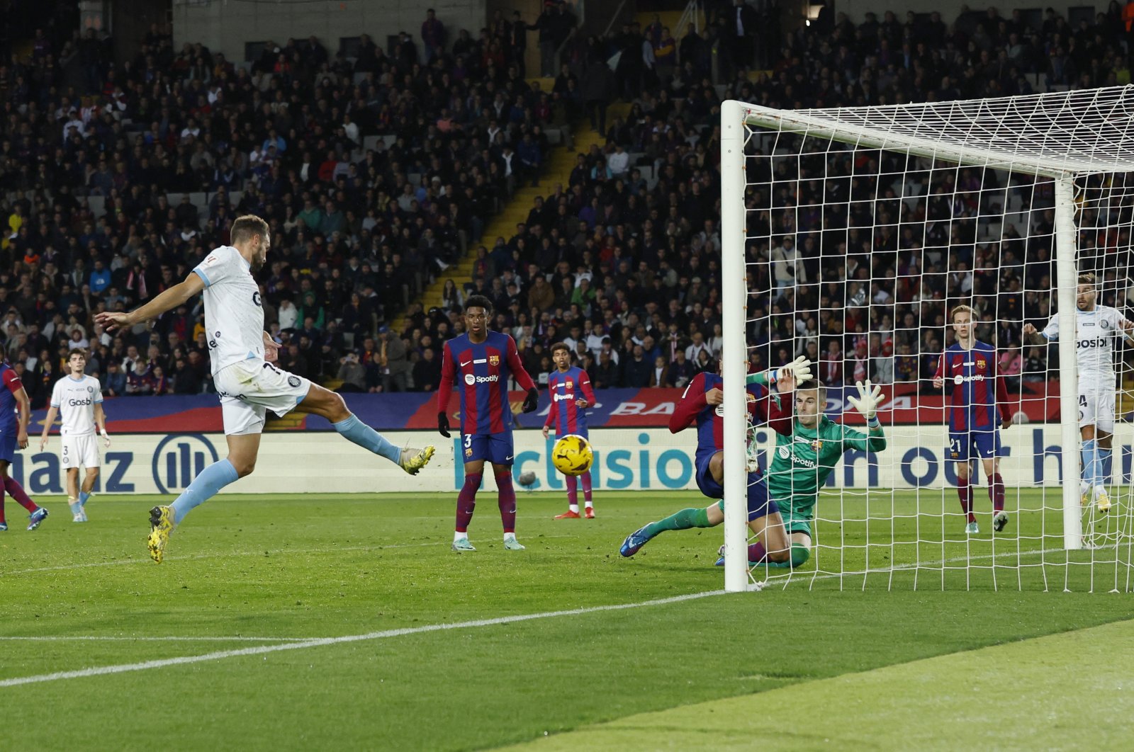 Girona&#039;s Cristhian Stuani scores their fourth goal against FC Barcelona during a La Liga match, Barcelona, Spain, Dec. 10, 2023. (Reuters Photo)