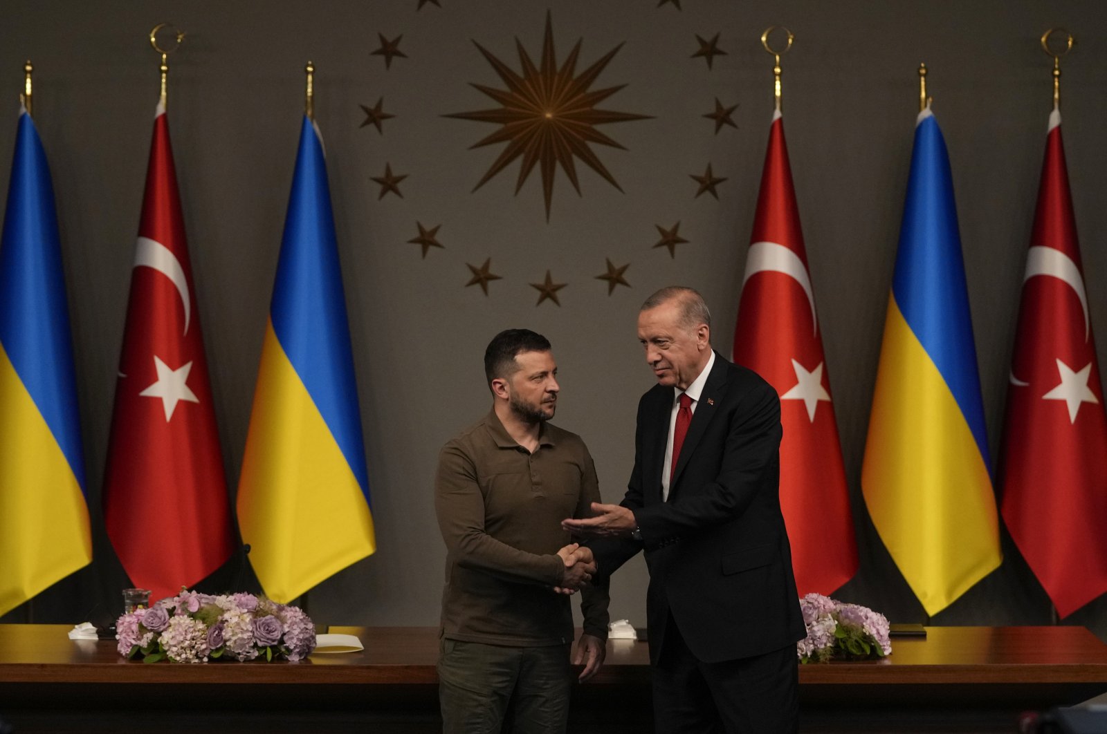 President Recep Tayyip Erdoğan shakes hands with Ukrainian President Volodymyr Zelenskyy at the end of a joint news conference following their meeting in Istanbul, Türkiye, July 8, 2023. (AP Photo)