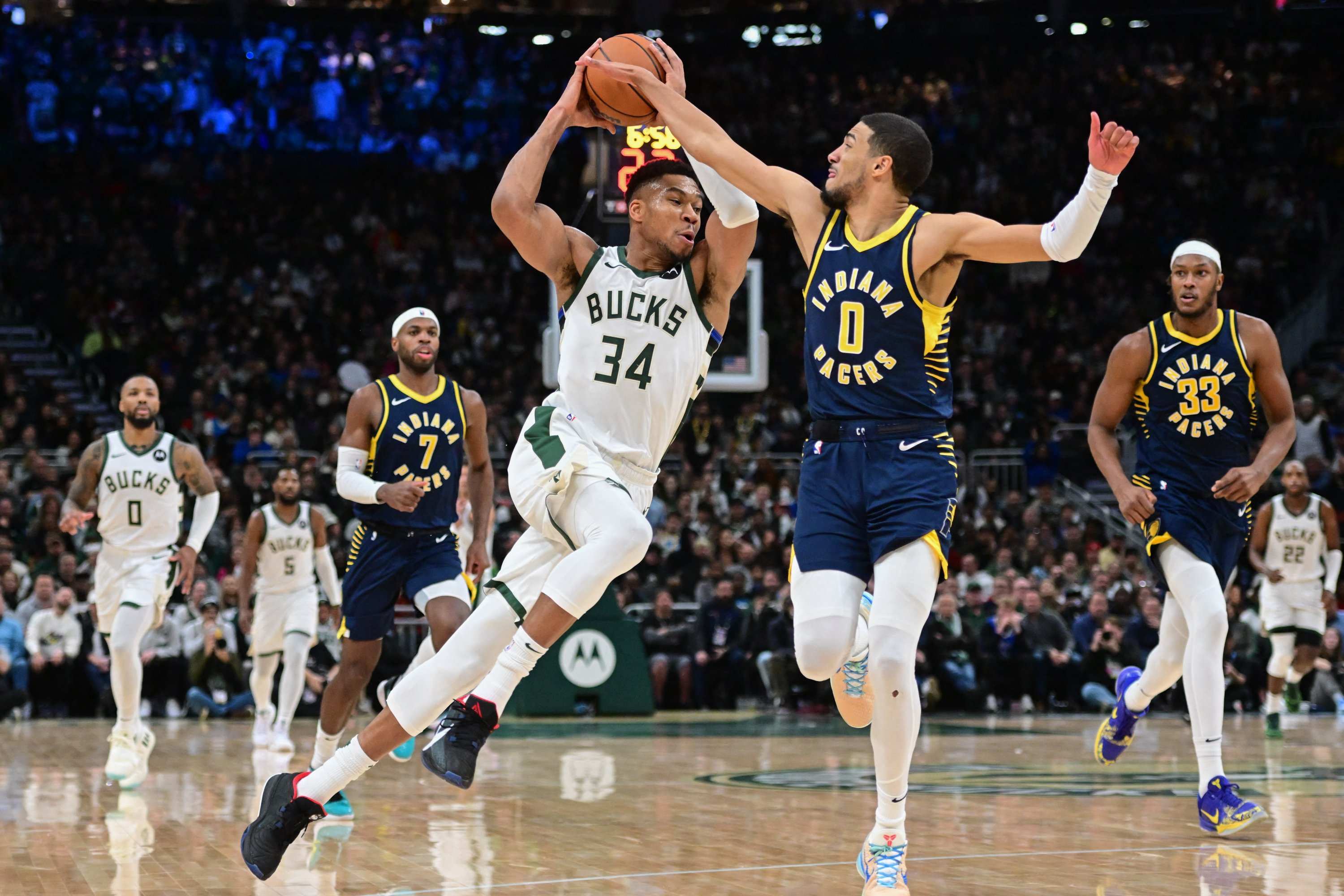 Giannis Antetokounmpo scores franchise-record 64 points, Bucks