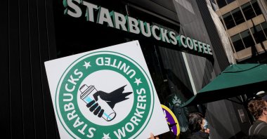 Members of the Starbucks Workers Union and other labor organizations picket and hold a rally outside a company-owned Starbucks store, New York City, U.S., Nov. 16, 2023. (Reuters Photo)