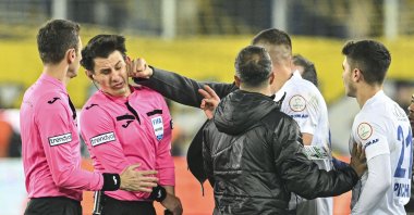 Halil Umut Meler (2nd L) receives a punch from former Ankaragücü President Faruk Koca during the Rizespor match, Ankara, Türkiye, Dec. 11, 2023. (AA Photo)
