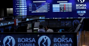 Traders work at their desks on the floor of the Borsa Istanbul Stock Exchange in Istanbul, Türkiye, Oct. 13, 2017. (Reuters Photo)