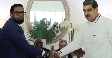 Venezuelan President Nicolas Maduro (R) and President of Guyana Irfaan Ali shake hands during their meeting in Argyle, St. Vincent and the Grenadines, Dec. 14, 2023. (EPA Photo)