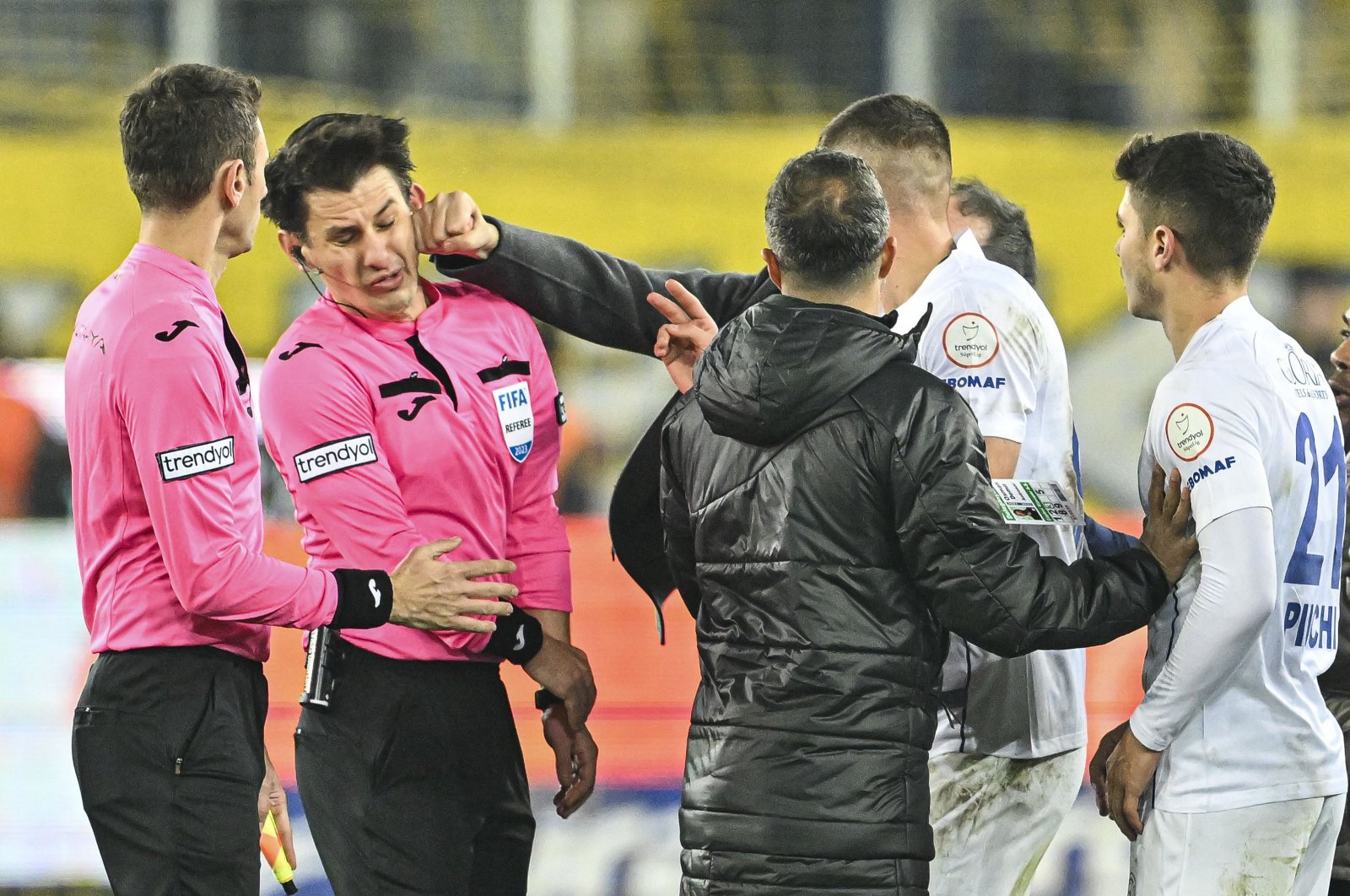 Halil Umut Meler (2nd L) receives a punch from former Ankaragücü President Faruk Koca during the Rizespor match, Ankara, Türkiye, Dec. 11, 2023. (AA Photo)