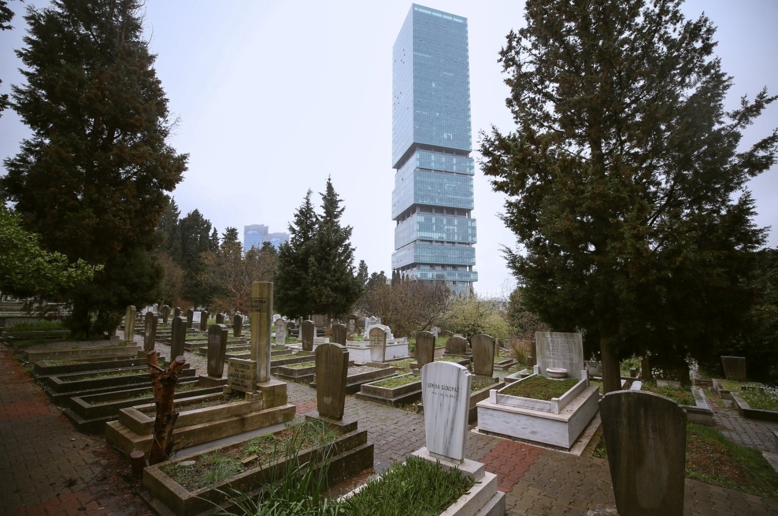 Zincrliköyü graveyard, one of the most expensive graveyards of Istanbul, Türkiye, Dec. 15, 2023. (AA Photo)