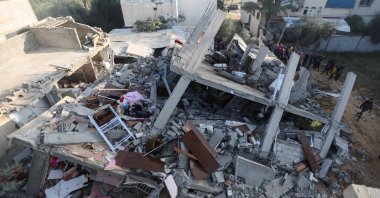 Palestinians inspect the site of an Israeli strike on a house in Rafah, southern Gaza Strip, Palestine, Dec. 17, 2023. (Reuters Photo)