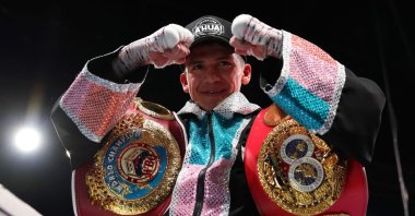 US' Jesse Rodriguez celebrates a win over U.K.'s Sunny Edwards, Glendale, Arizona, U.S., Dec. 16, 2023. (AFP Photo)