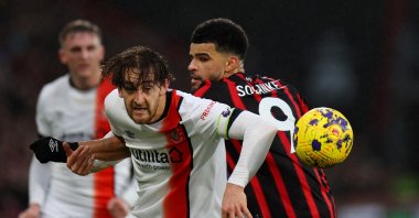 Luton Town&#039;s Tom Lockyer in action against AFC Bournemouth&#039;s Dominic Solanke, Bournemouth, U.K., Dec. 16, 2023. (Reuters Photo)