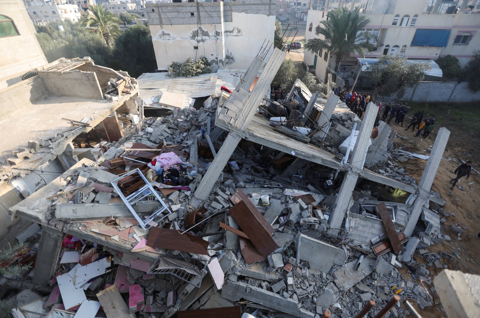 Palestinians inspect the site of an Israeli strike on a house in Rafah, southern Gaza Strip, Palestine, Dec. 17, 2023. (Reuters Photo)