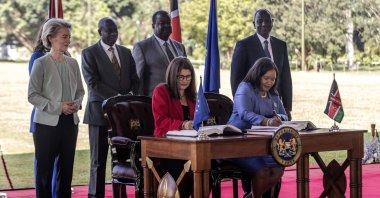European Commission President Ursula von der Leyen (L) and Kenya's President William Ruto (R) observe the signing of a new trade agreement at the State House in Nairobi, Kenya, Dec. 18, 2023.