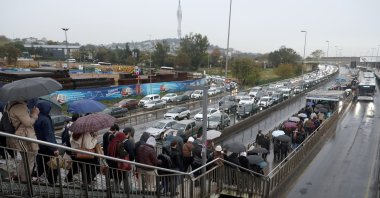 Passengers walk toward a crowded station of the metrobus, which connects the two sides of Istanbul, Türkiye, Dec. 18, 2023. (AA Photo)