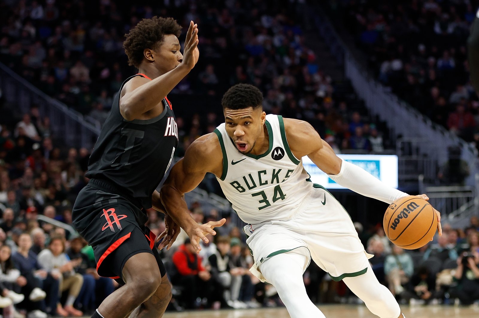 Milwaukee Bucks&#039; Giannis Antetokounmpo (R) drives to the basket during the first half of the game against the Houston Rockets at Fiserv Forum, Milwaukee, Wisconsin, U.S., Dec. 17, 2023. (Getty Images Photo)