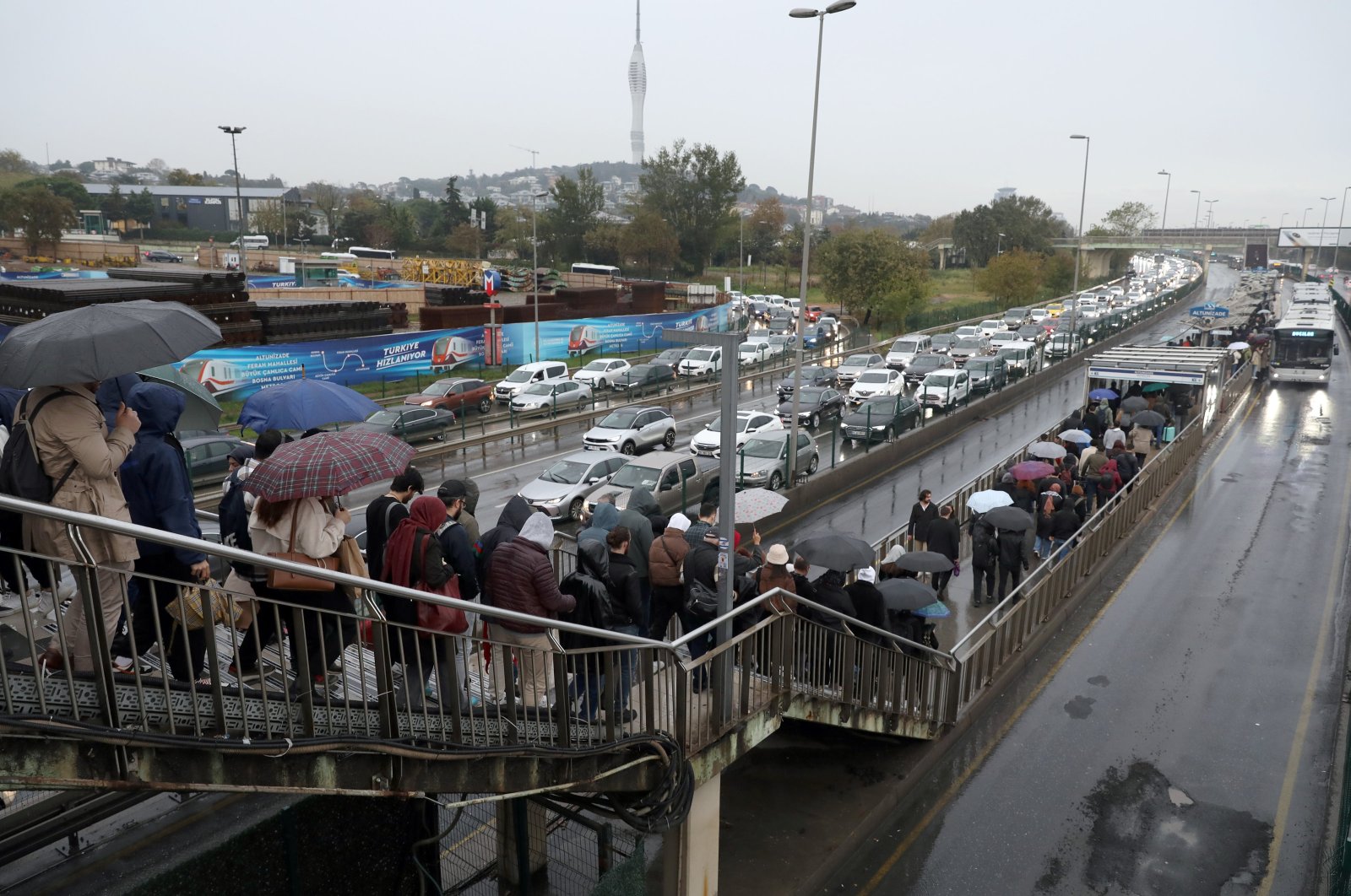 Passengers walk toward a crowded station of the metrobus, which connects the two sides of Istanbul, Türkiye, Dec. 18, 2023. (AA Photo)