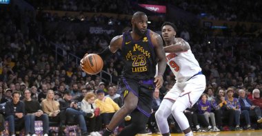 Los Angeles Lakers forward LeBron James (L) dribbles the ball against New York Knicks guard RJ Barrett in the second half at Crypto.com Arena, Los Angeles, California, U.S., Dec. 18, 2023. (Reuters Photo)