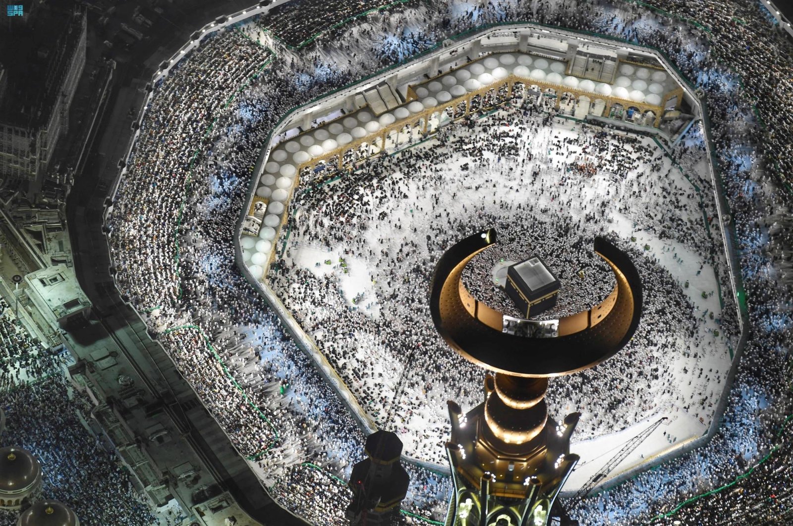 Muslims perform Umrah rituals at the Great Mosque of Mecca, also known as al-Masjid al-Haram during Ramadan, Mecca, Saudi Arabia, April, 16,2023. (dpa Photo) 