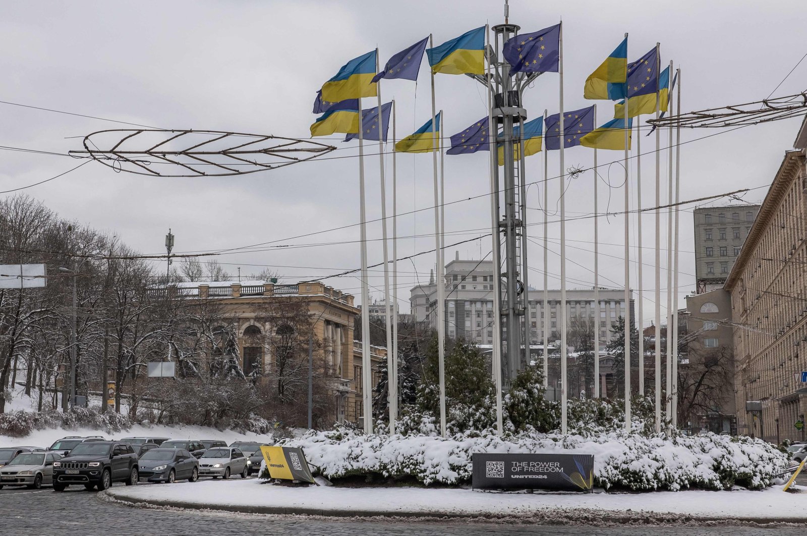 Cars drive past flags of Ukraine and the European Union on the European Square in downtown Kyiv, Ukraine, on Dec. 15, 2023. European Union leaders agreed on Dec. 14, to open formal membership negotiations with Ukraine and Moldova, despite an earlier threat from Hungary to veto the deal. (AFP Photo)