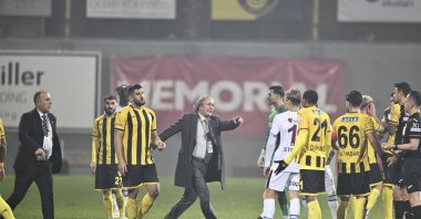 Istanbulspor President Ecmel Faik Sarıalioğlu (C) orders his players to leave the pitch during the match against Trabzonspor, Türkiye, Dec. 19, 2023. (AA)