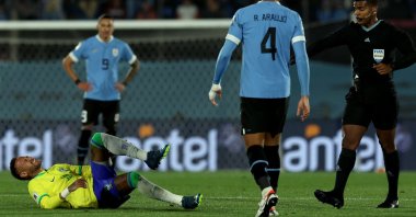 Venezuelan referee Alexis Herrera (R) calls a foul against Brazil's forward Neymar (L) during the 2026 FIFA World Cup South American qualification football match between Uruguay and Brazil at the Centenario Stadium, Montevideo, Uruguay, Oct. 17, 2023. (AFP Photo)