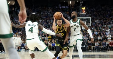 Golden State Warriors' Stephen Curry (C) is guarded by Boston Celtics' Jaylen Brown (R) at Chase Center, San Francisco, California, U.S., Dec. 19, 2023. (Getty Images Photo)