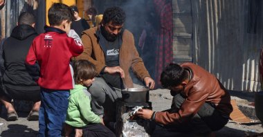 Internally displaced Palestinians cook in the street, near their temporary shelter, Rafah, southern Gaza, Palestine, Dec. 9, 2023. (AFP Photo)