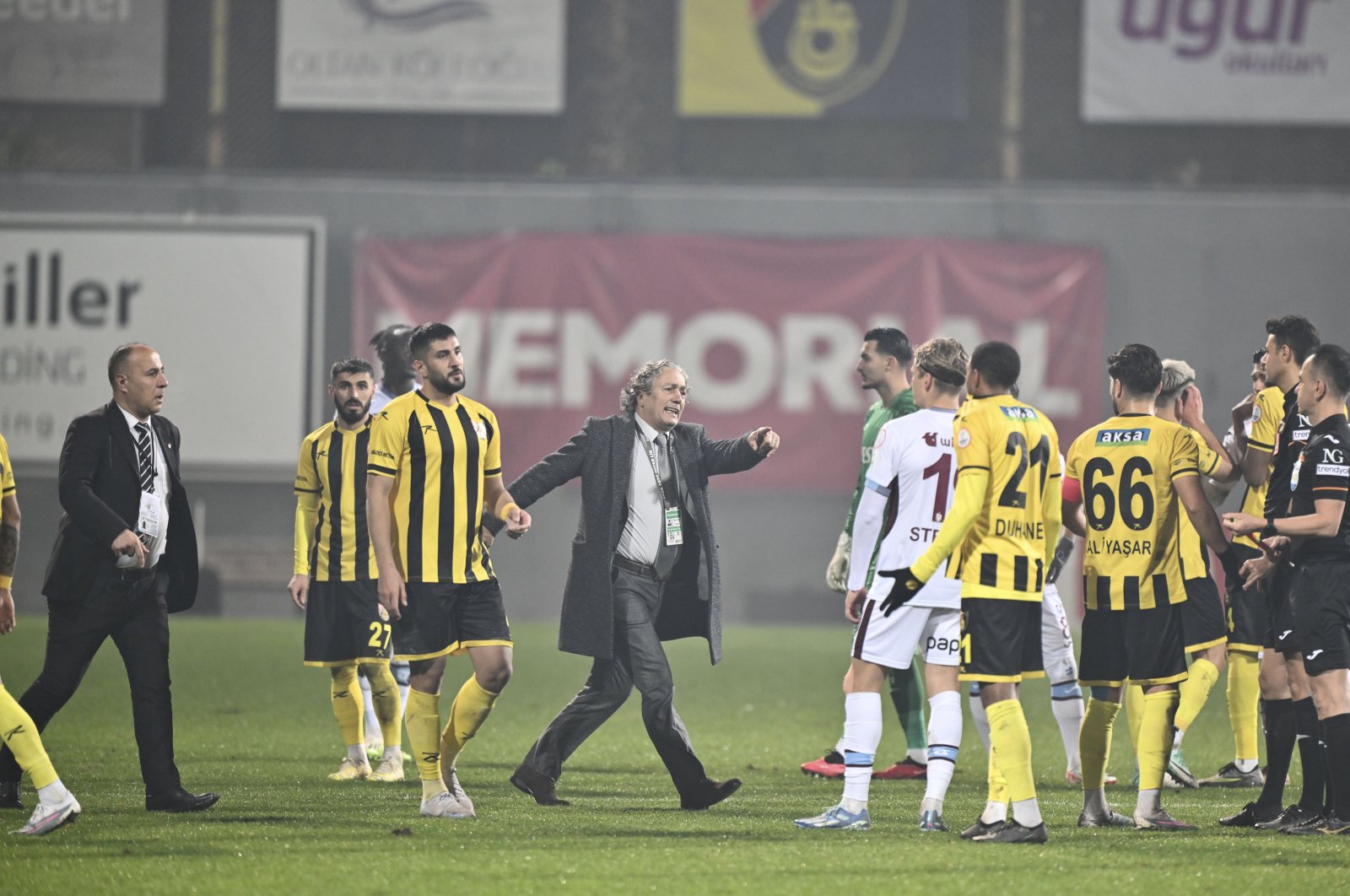 Istanbulspor President Ecmel Faik Sarıalioğlu (C) orders his players to leave the pitch during the match against Trabzonspor, Türkiye, Dec. 19, 2023. (AA)