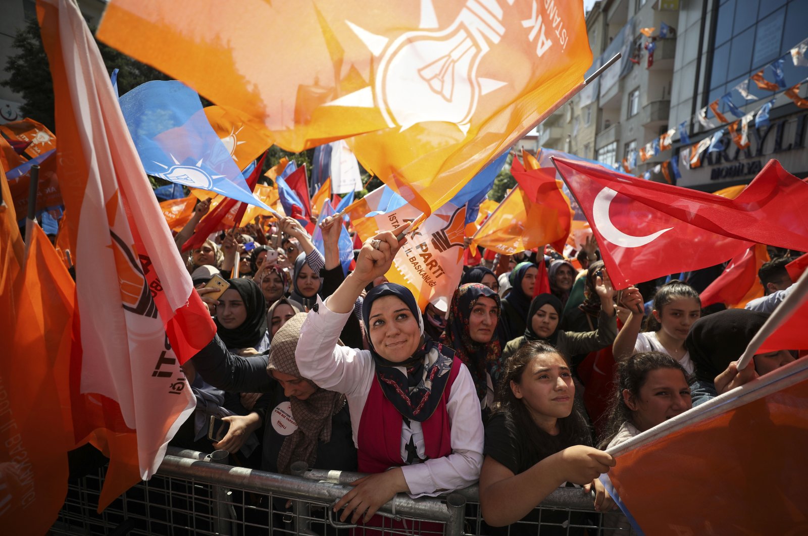 Supporters of the AK Party attend a municipal election rally, Istanbul, Türkiye, June 22, 2019. (AP Photo)