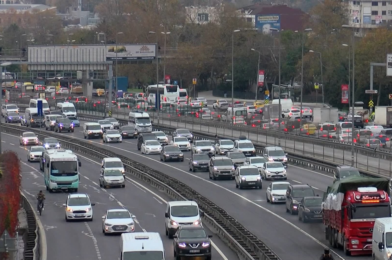 Vehicles are seen on a highway in Istanbul, Türkiye, in this undated file photo. (DHA Photo)