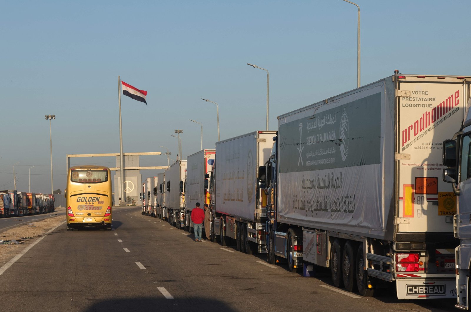 Trucks with humanitarian aid wait to enter the Palestinian side of Rafah on the Egyptian border with the Gaza Strip, Dec. 11, 2023. (AFP Photo)